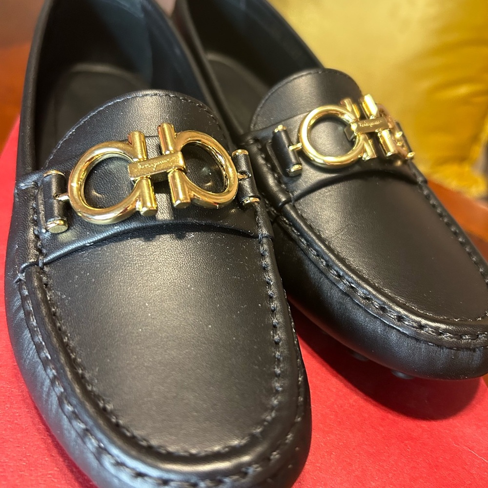 Salvatore Ferragamo Women's Berra Reversible Gancini Driver's Shoes Black Sz 5.5